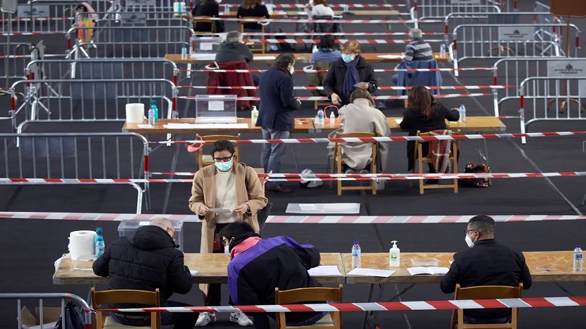 Una persona votando en las elecciones catalanas