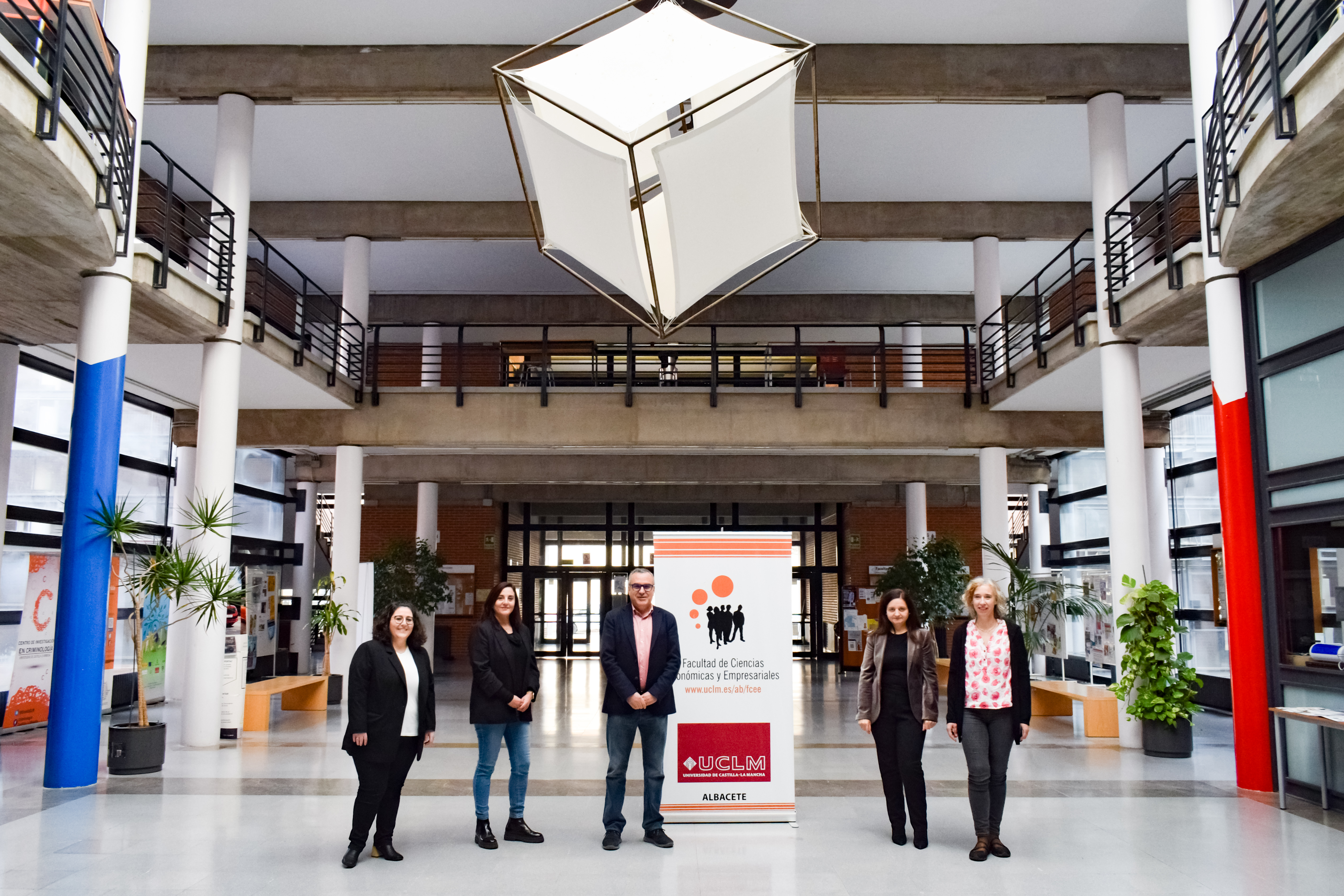 Fotografía de todo el equipo de dirección dentro de la Facultad