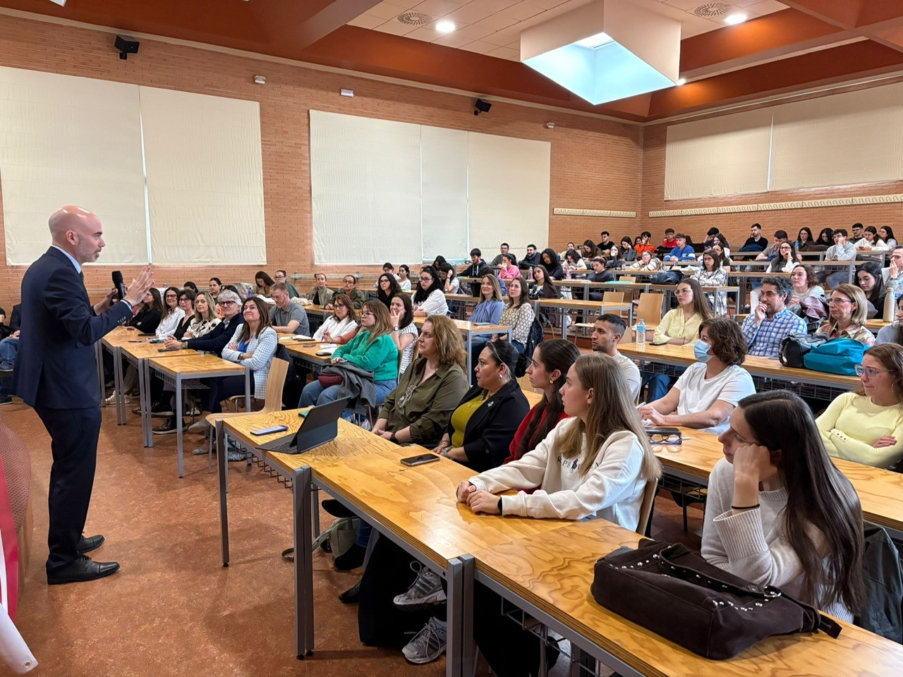 Íñigo Cortazar ponente en los Seminarios de Gestión Sanitaria 8-05-2026