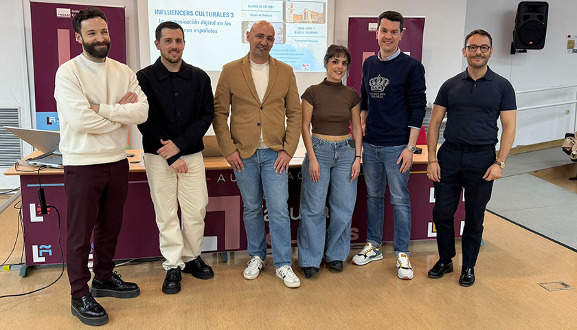 Bernardo Pajares -primero por la izquierda-, junto al profesor Álvaro Notario, y el resto de participantes