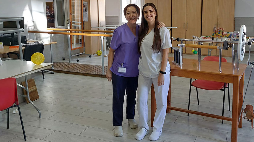 Una estudiante beneficiaria de la beca UCLM Rural en sus prácticas como fisioterapeuta