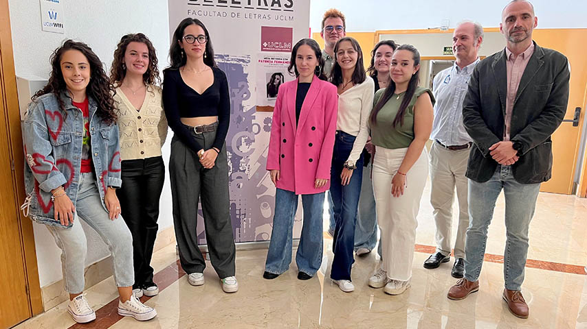 Estudiantes de la Asociación de Estudiantes de Español junto con el decano y el director de Departamento