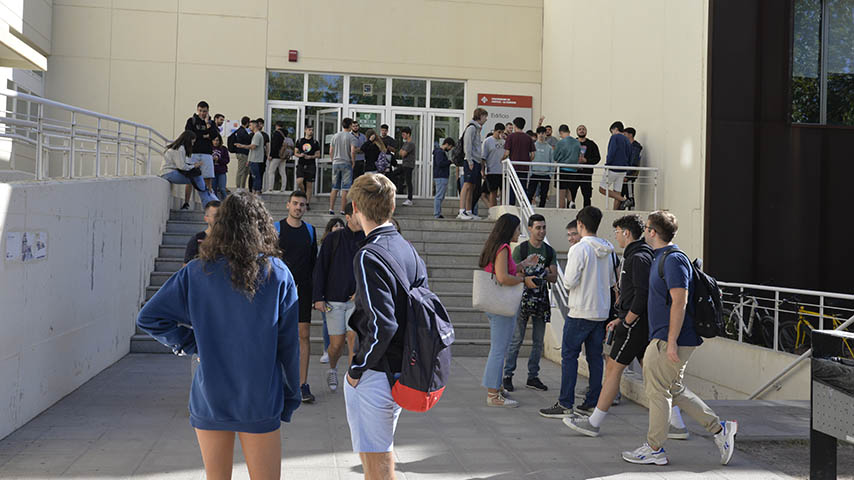 Un grupo de estudiantes en la puerta del Politécnico de Ciudad Real