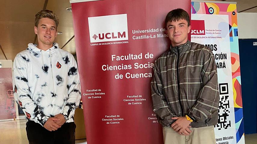Dos estudiantes internacionales en el Campus de Cuenca