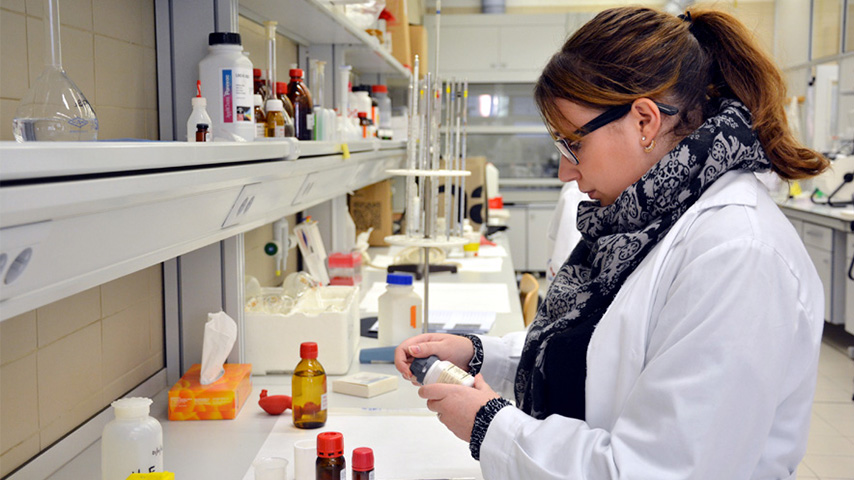 Personal investigador en un laboratorio de la UCLM. Imagen de archivo.