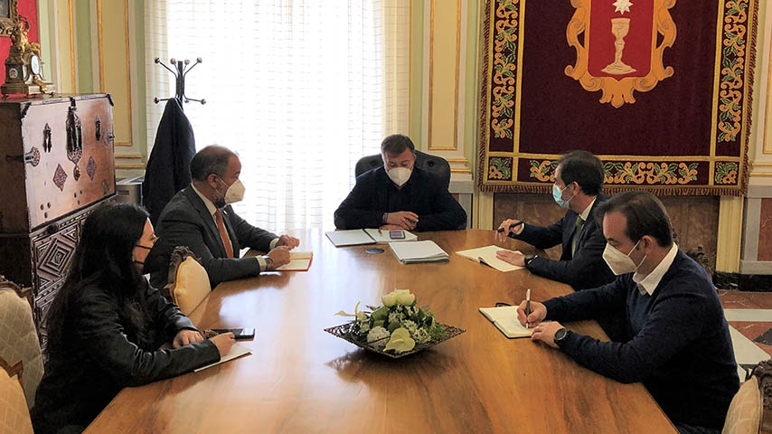 El rector de la UCLM, Julián Garde, durante la reunión con el alcalde de Cuenca, Darío Dolz en el Ayuntamiento de la ciudad.