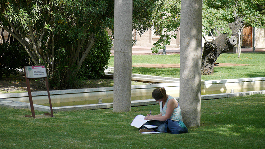 Una estudiante en el Campus de Toledo